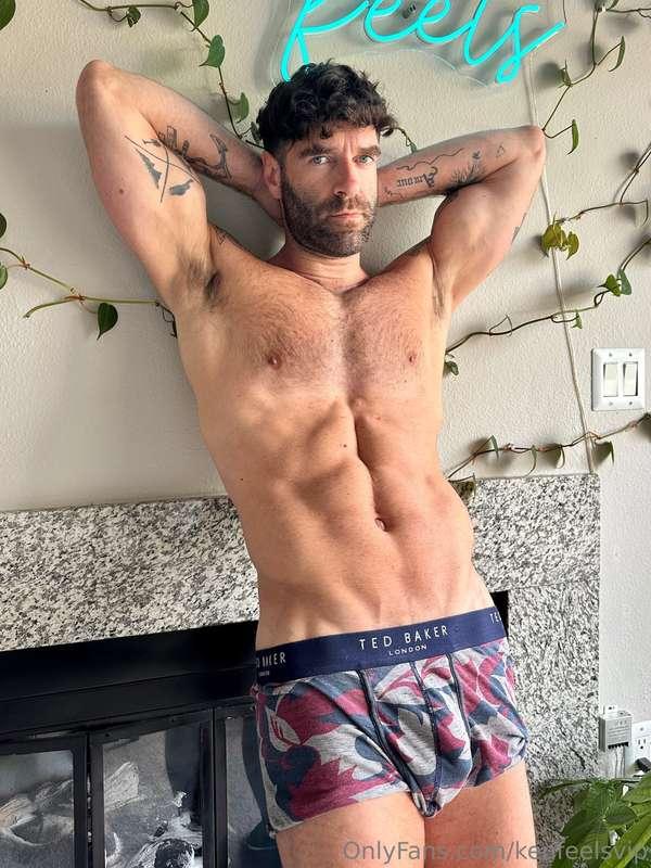 I’m not just posing. I’m offering! DM me now 😉🔥