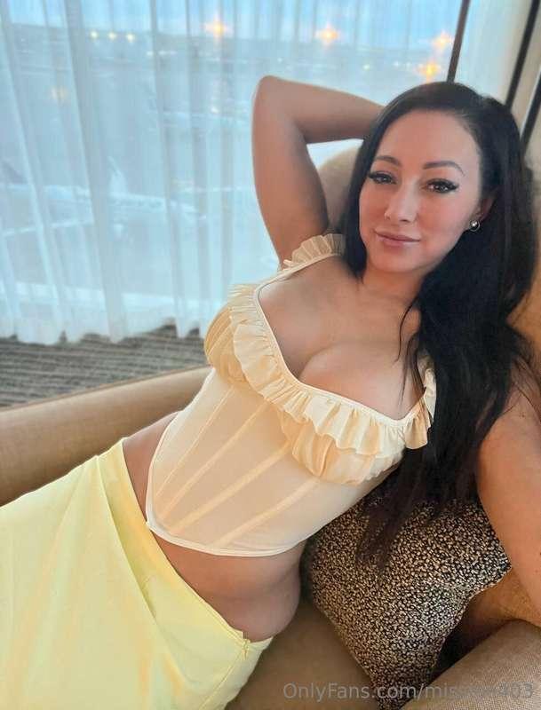 flaunt what you've got and own the spotlight. 🔥😈