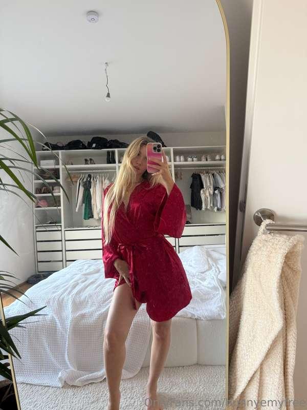 sending you what’s under this robe here https://onlyfans.com..