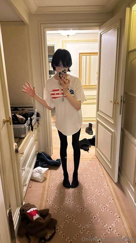 bit random pic and undressing~~ how was y day? im s tiredd