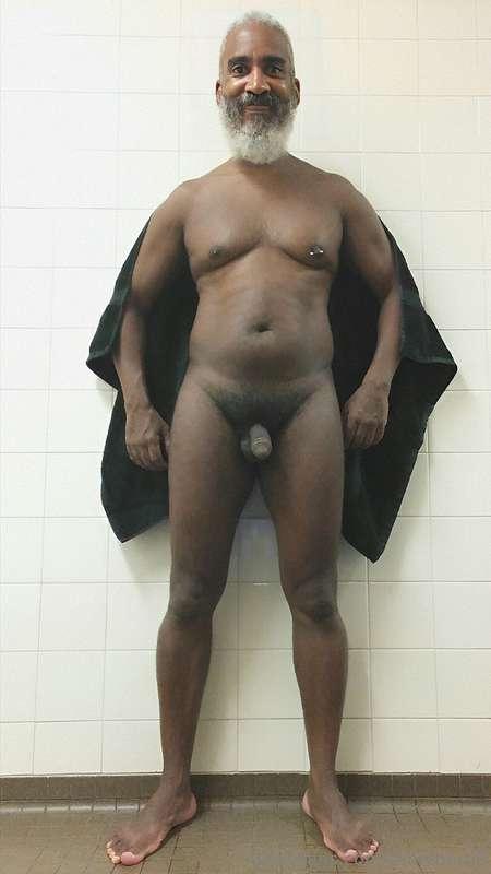 Towel Tuesday!  #beard #musculardaddy #gay #feet #gaycruisin..