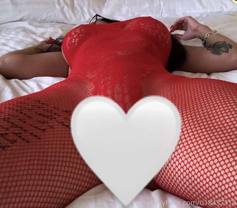 Will you be my Valentine? ♥️ Head over to my 18+ fans page ♥..