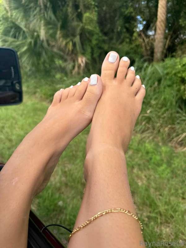 feet out the window after a long day😋