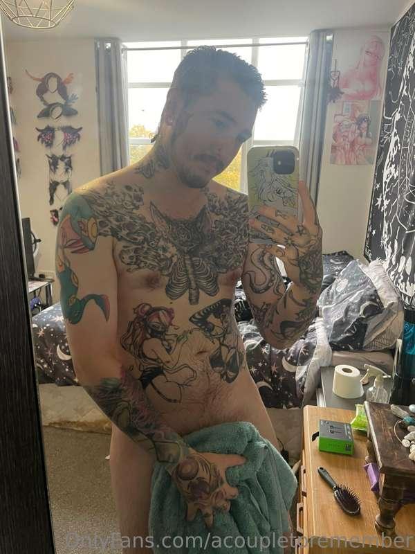Ohhh noooo the towel fell off🥴