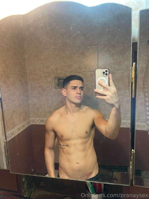 Look at my great dominant physique 💪🏽😍