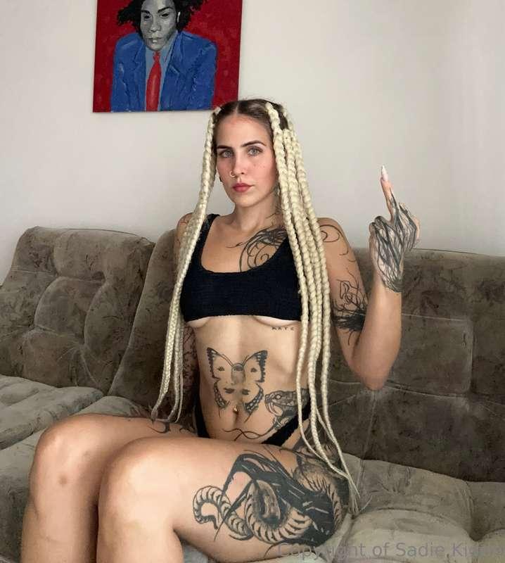 I wish to remind you, with these photos flipping you off, ho..