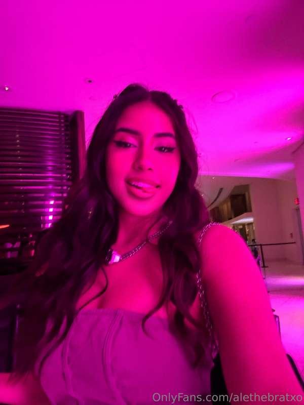 Girls night but i’m thinking of u 💭🙇‍♀️ message me rn hehe 😋..