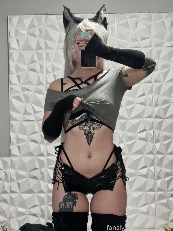 Some more casual Loona selfies ! Day 2 of being Loona at anime con! 
I have a helluvaboss photoshoot today ! So excited 

Bringing sluttier pics tonight 🫣😉


#loonahelluvaboss #cosplay #goth #anime #helluvaboss 

