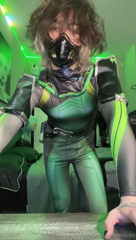Any gamers? 🎮 like this post if you think I look alright in ..