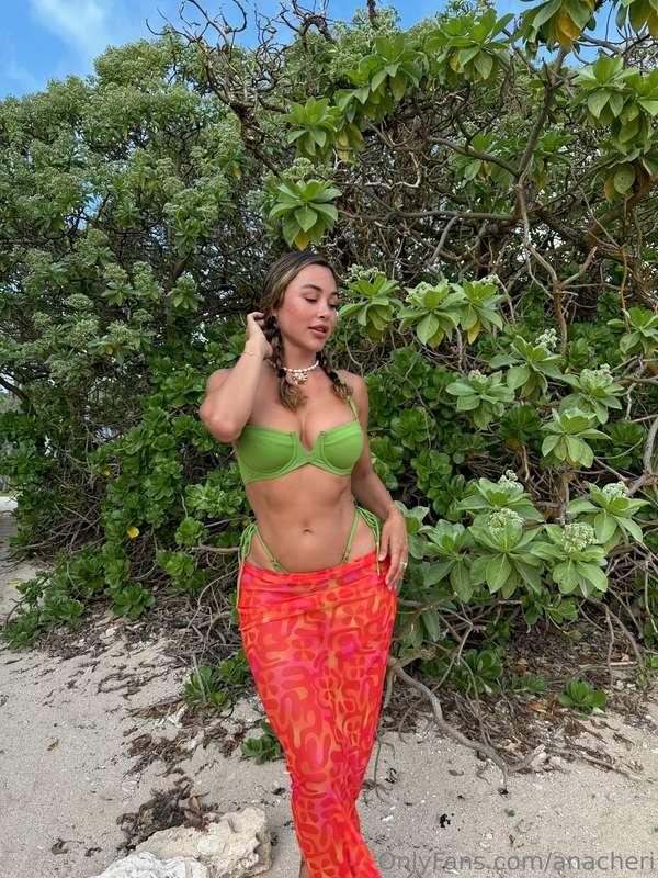 Found a secluded area on the beach to shoot 😍 **BUTT I know ..