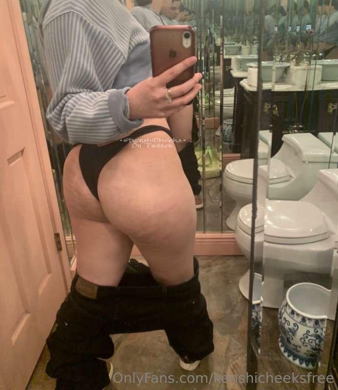 Put this juicy ass in your mouth