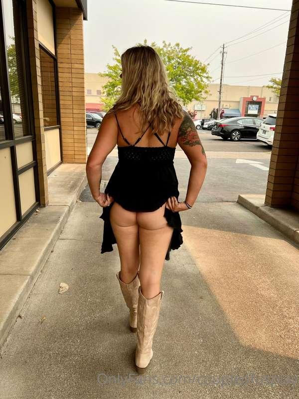 I heard some of you wanted to see some booty… 🍑
