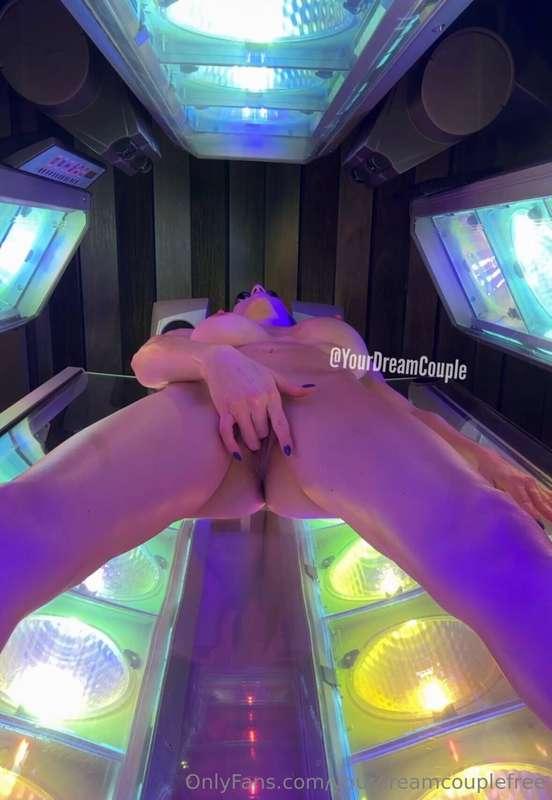 I love rubbing one out in the tanning bed 🥵