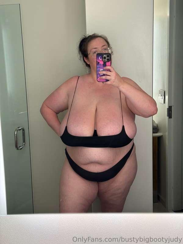 Craving these thick mom curves? Start by tracing every soft ..
