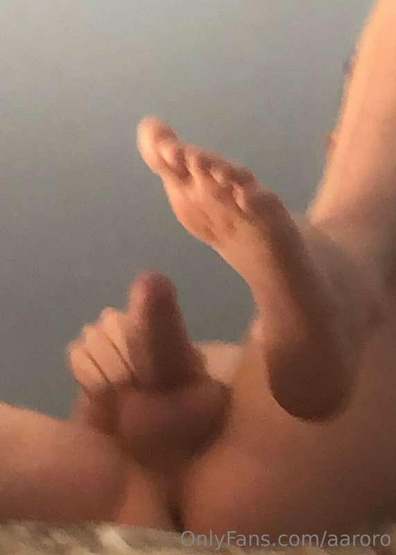 Do u wanna see my jerk off my cock with my feet 👅👅👅