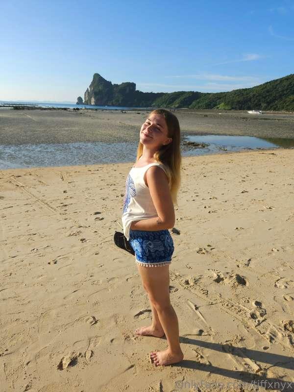 I love the beach ⛱️ 💓 if you wanna see me topless sunbath ju..