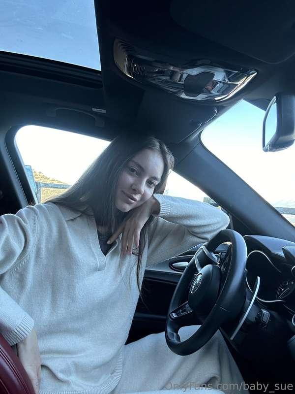 Who else likes such quiet moments in the car? 💭🚗