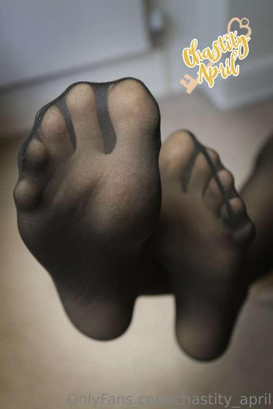 Do you prefer my feet in Black Nylons, or tan?  🤭