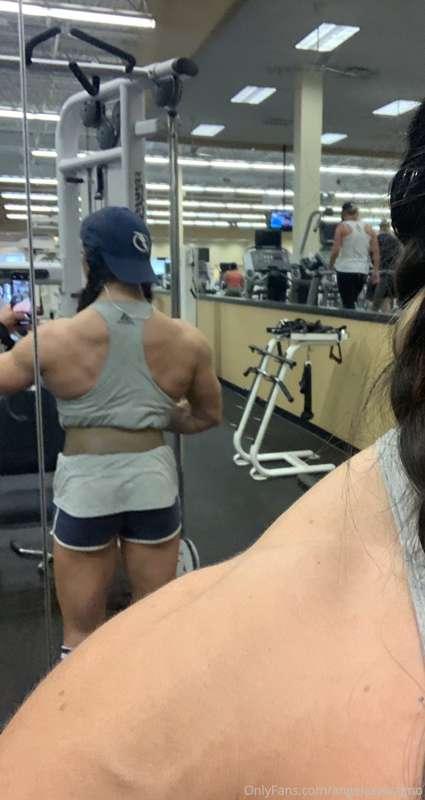 Getting my back thicker. My favorite part to train. Big back..