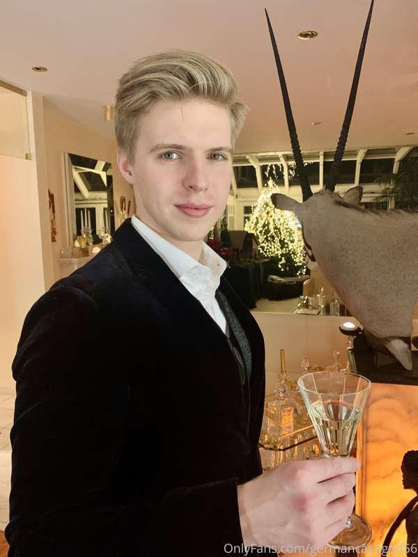Imagine being my BUTLER.👔

Being allowed to serve me the cha..