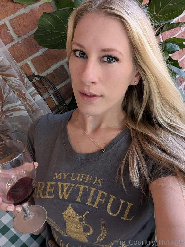 Enjoying time with my bestie! Wiiiinnneee!!! 🍷🍾