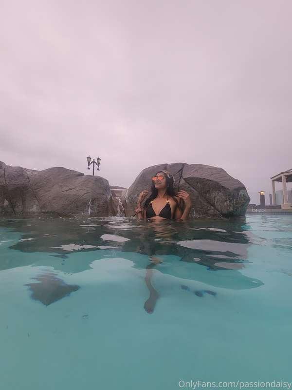 Oh Canada getting heated in the hot pool lmk if you wanna tu..
