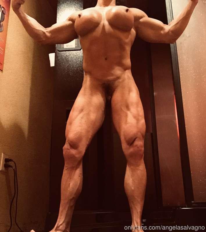 Naked flexing pics of me all hot and sweaty! 😋