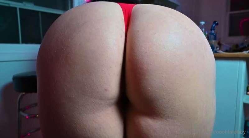 That’s a plump ass. Kiss it?