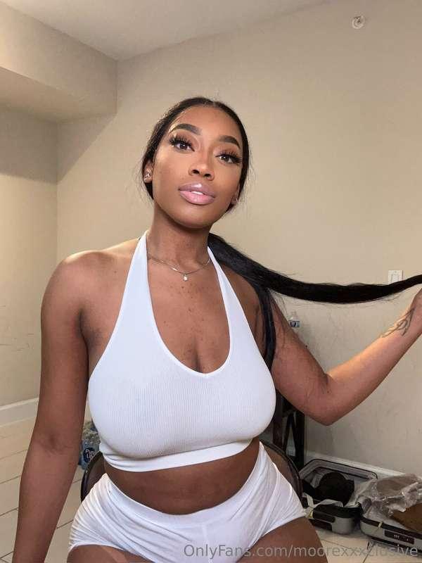 Would you rather I be your slutty mistress or your wifey ? 🔥