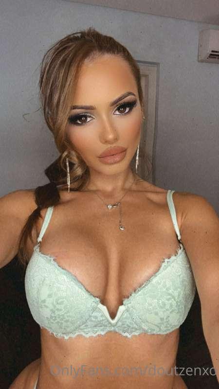 I want you to cum for me 😻
Tip me $5 for 2 of my hottest vid..