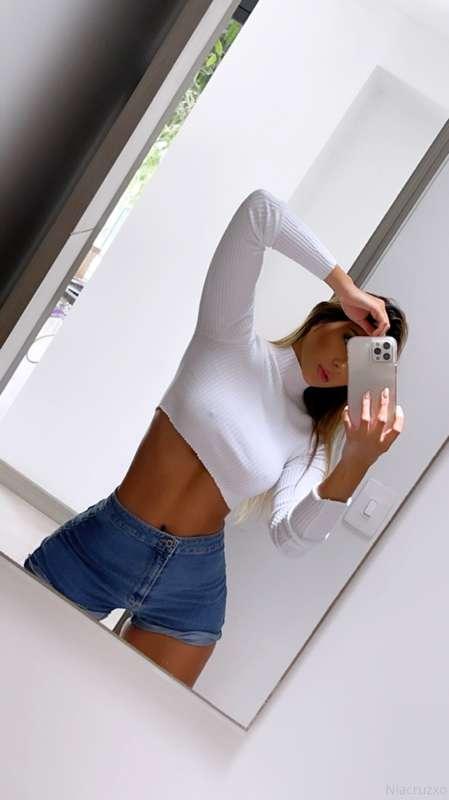 Bet you taste good… wanna taste me? 👄