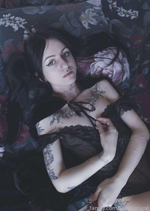 You meet a shy babywitch... She hasn't got any mana left. 🥺

· ˚☁︎ ｡⋆ ☽˚｡ · #fyp #goth #alternative #petite #brunette #witch #tattoos #fantasy #smallboobs #inked · ｡˚☾ ⋆ ｡ ☁︎˚ · 