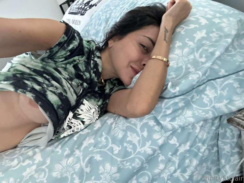 Lay down beside me.🤭