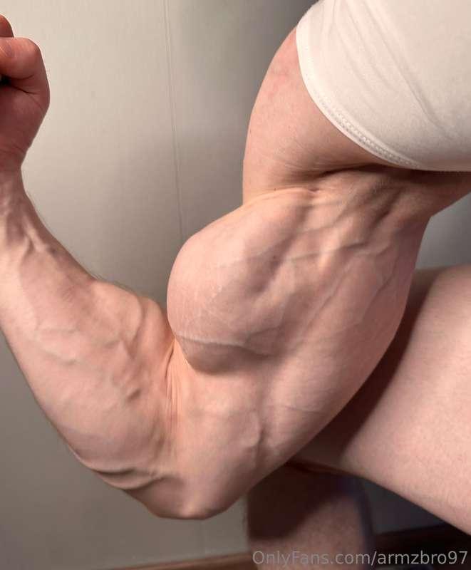 Huge pumped arms! Worship every inch of that biceps!💪😉🔥