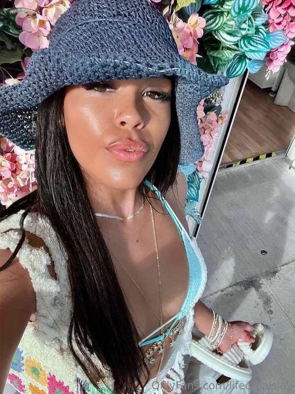 📍somewhere tropical wishing you were here