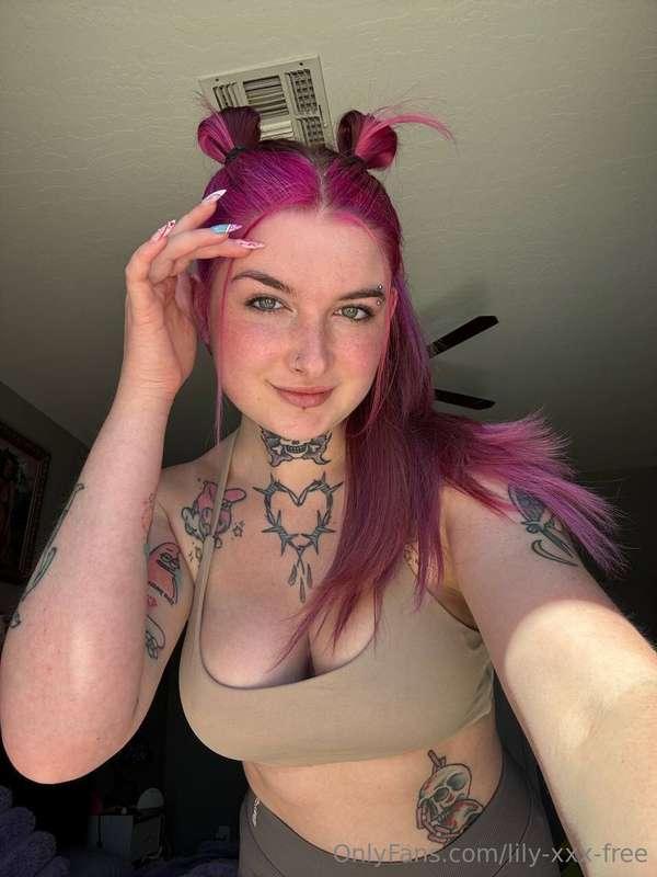 Follow @elianarosefree if you’re into nerdy alt girls 💘 Alwa..