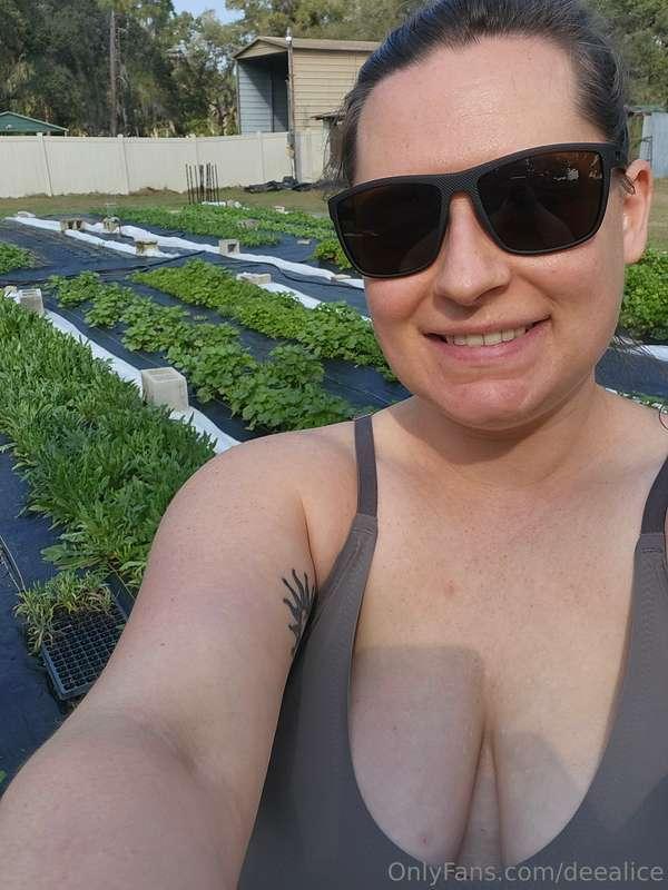 Want a flash from your favorite wild garden MILF? 😜