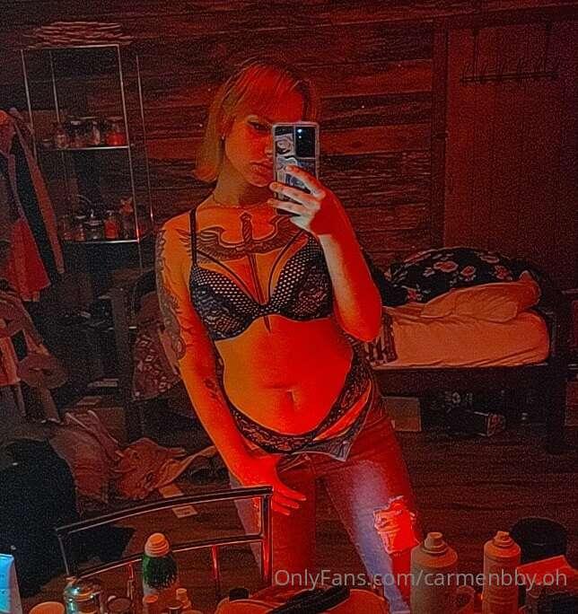 red lights make everything sexier lmao 😏❤️