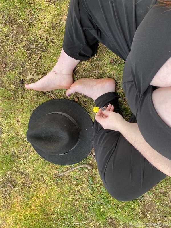 Swipe to see my hot cleavage in public in Portland🥵🥵