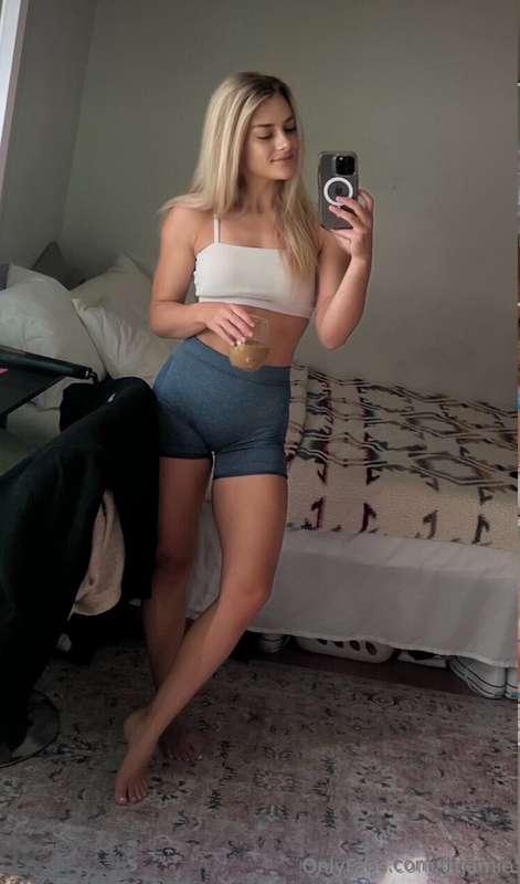 7 minutes of me spreading my legs & using my huge dildo in m..