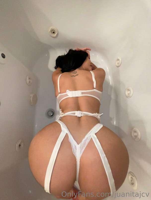 I’m your favorite feast 💦💦🍽️
I’ll make you crave me working ..