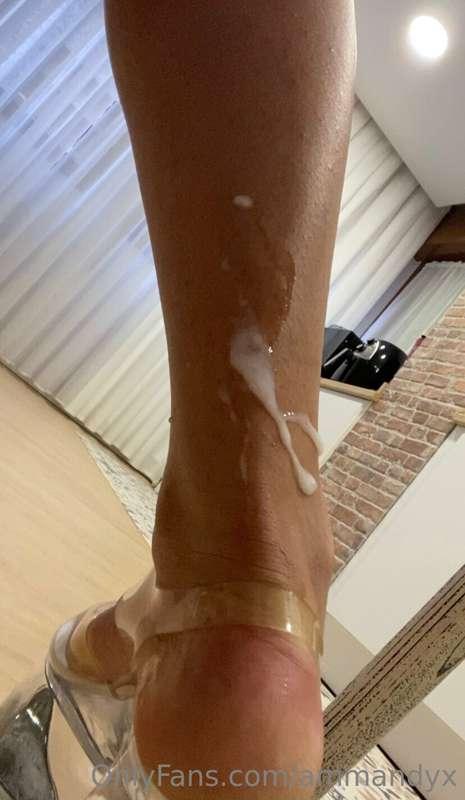 limpia mis piernas con tu lengua 😛

clean my legs with your ..