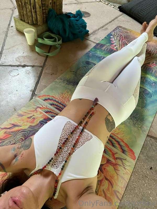 Imagine this position but naked. 😈 You’re welcome for that n..