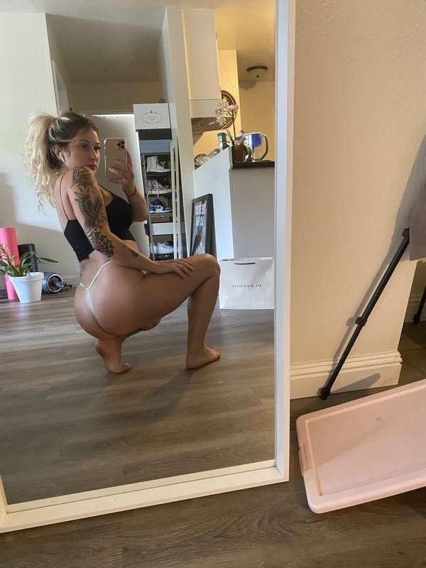 Good afternoon from me and my dirty feet 🦶 🥵