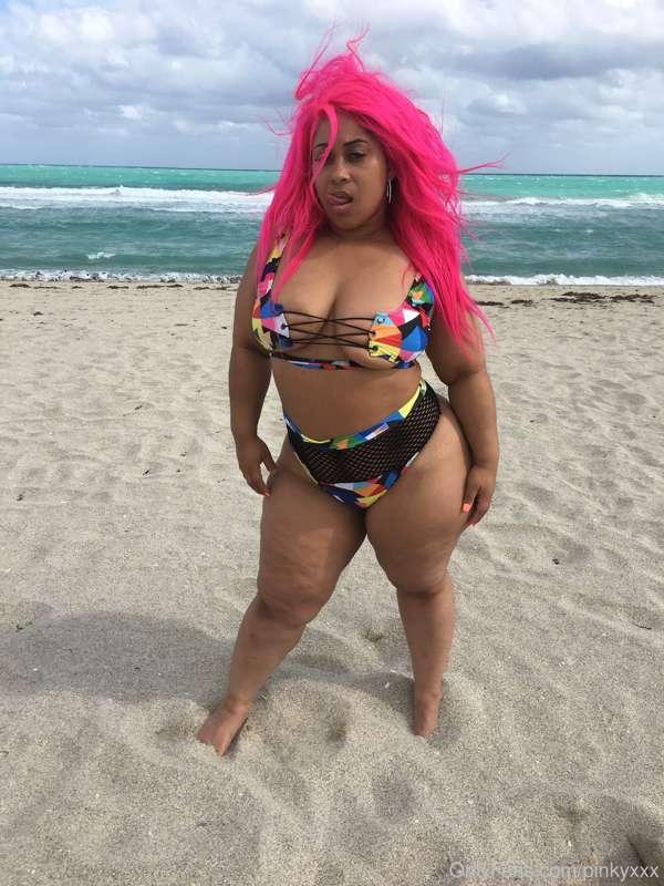 my boobies tend to misbehave when im outside 🥵