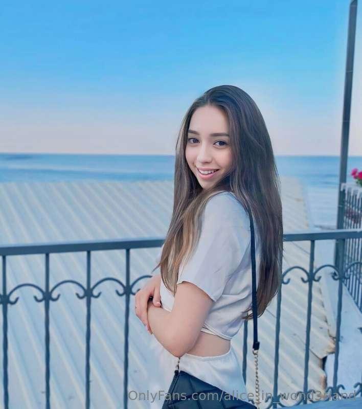 ## Free sub ❤️‍🔥 @miaang this busty horny girl loves jerking..