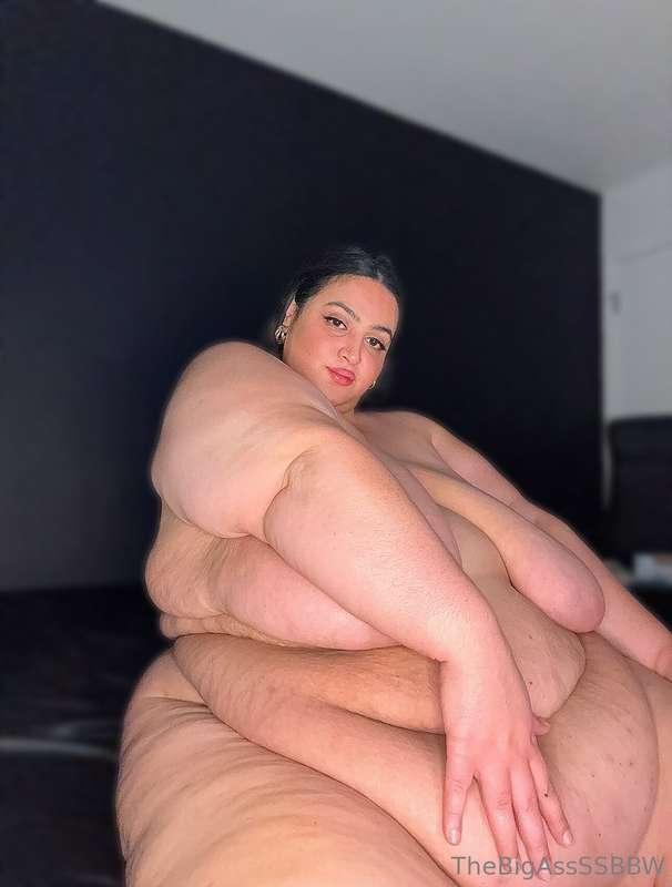 Look at all that fat. My arm barely reaches my pussy. 