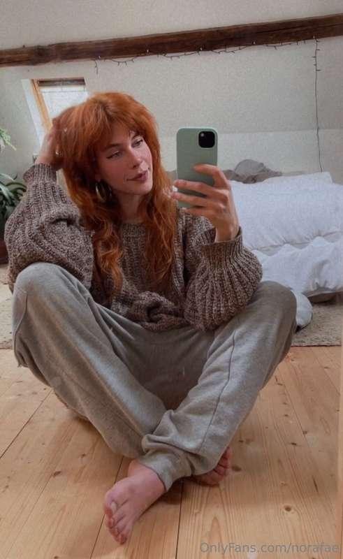 A sfw selfie after yesterdays naughty video 😌 feeling cozy t..