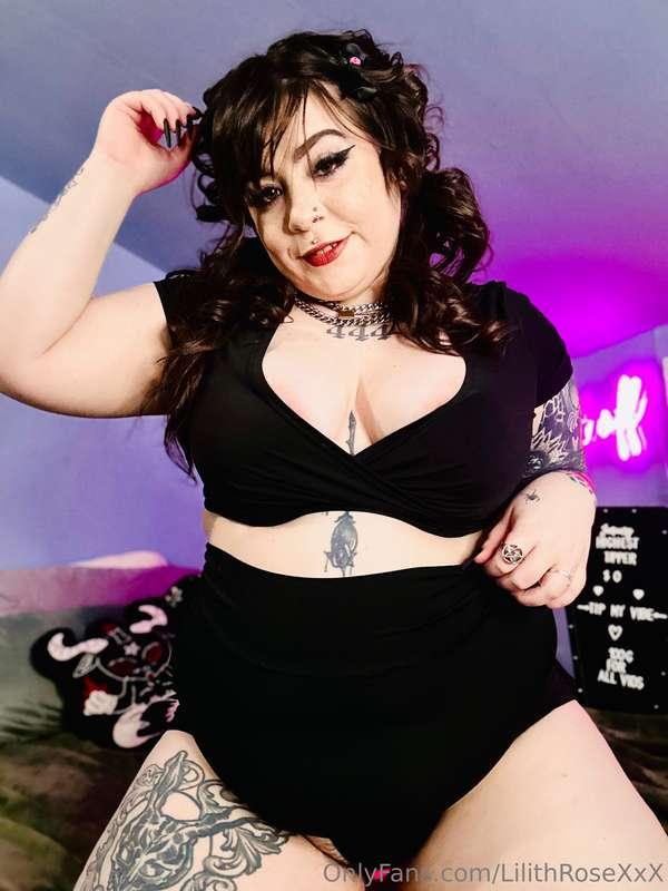 Ur big titty emo gf getting her tittys out for you.. 🖤