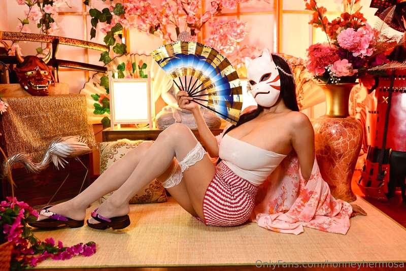 ¡Descubre la sensualidad que hay detrás de cada gesto y cada..